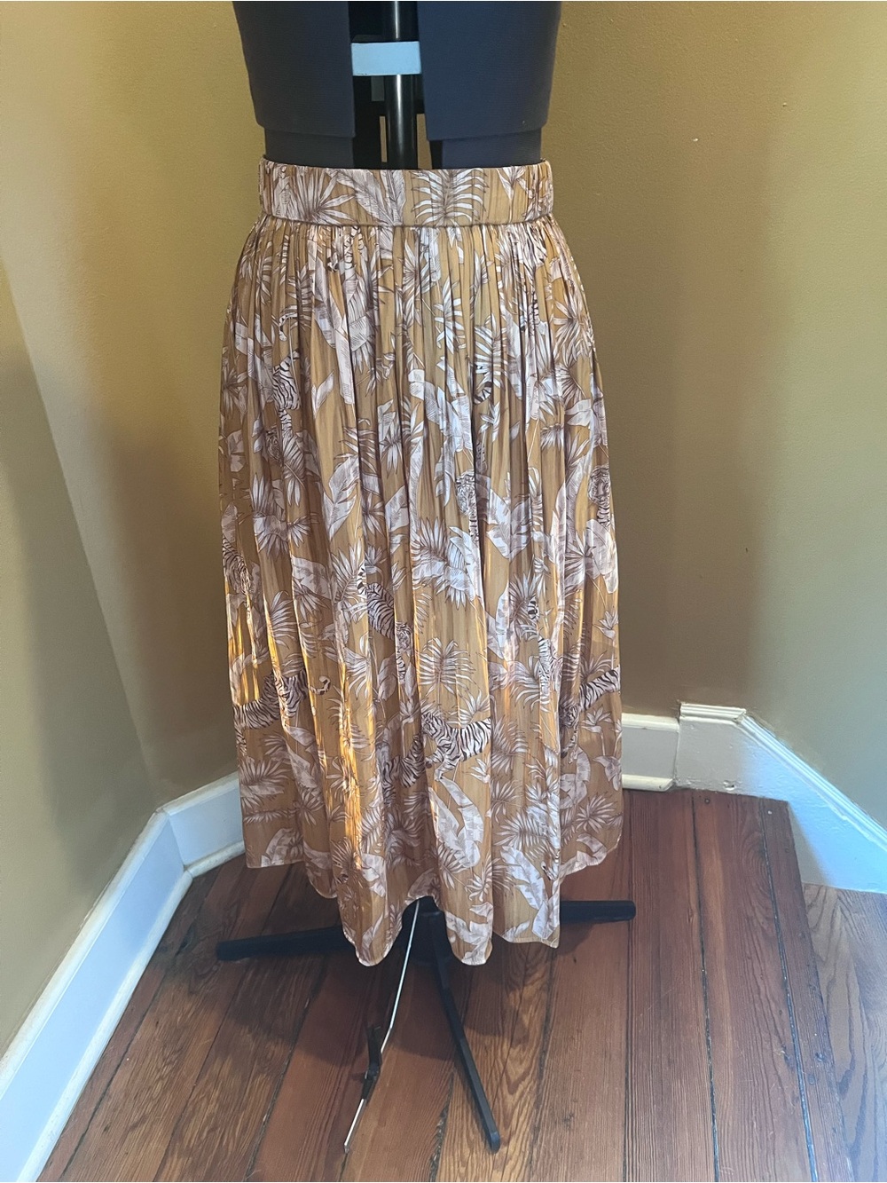 Bailey 44 pleated gold skirt with tropical print